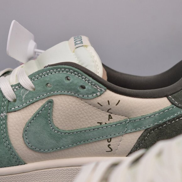 Air Jordan 1 Low Fragment x Travis Scott Sneaker - Picture 8 of 9